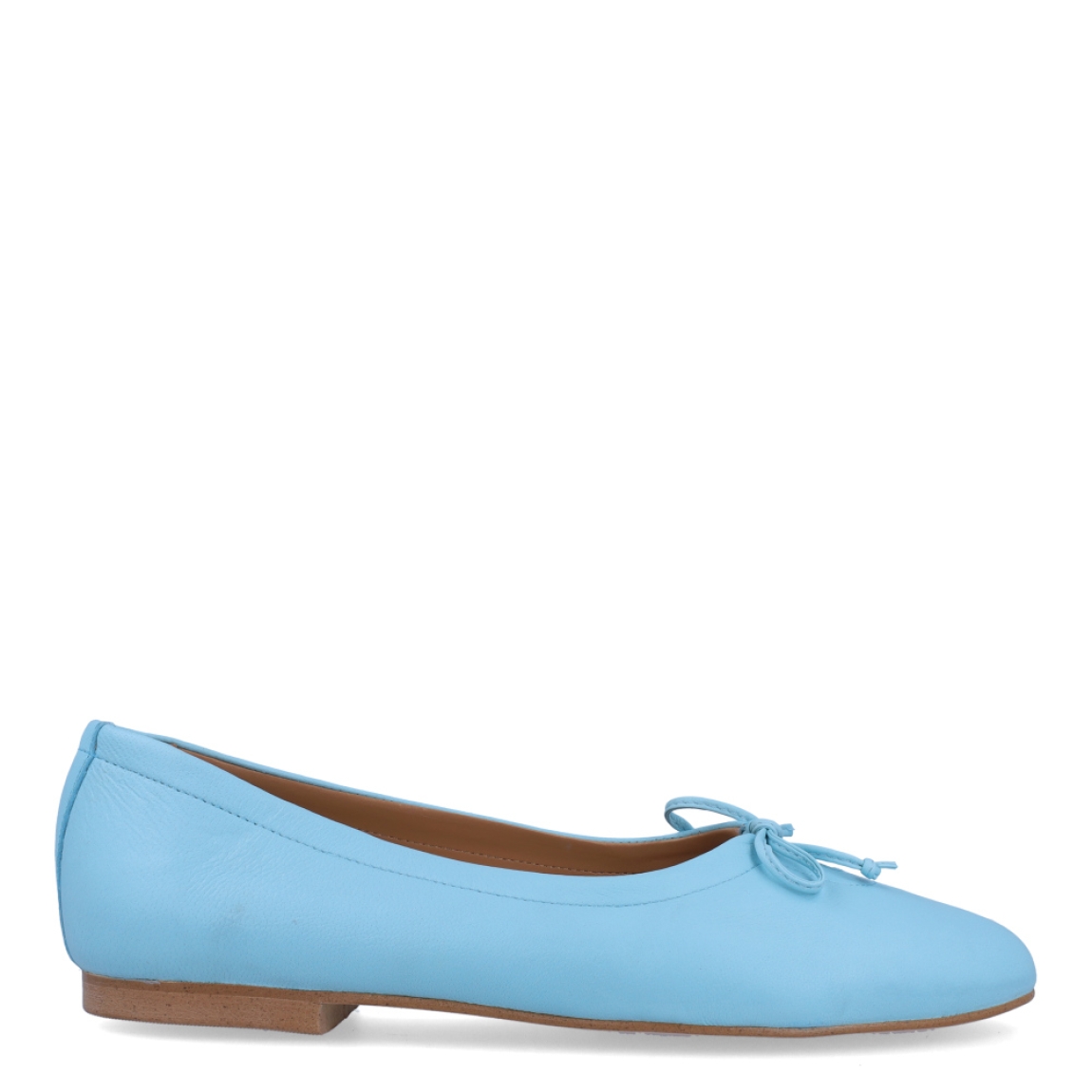 Bailarinas de la marca Itse, modelo PINA. Exterior en piel color azul con detalla de lazo en pala. Interior en piel color camel. Bailarinas con suela de goma plana. Estas bailarinas Itse PINA son un complemento ideal para lucir con comodidad y estilo tus looks de temporada!