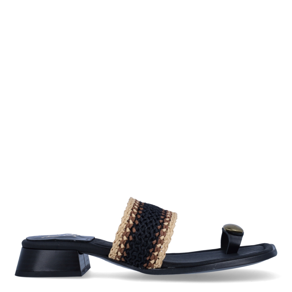 Sandalias de la marca Itse, modelo MOSEA. Sandalias elaboradas en rafia trenzada color camel y marron oscuro cin detalle de adorno redondo metal dorado. Interior en piel color negro con estampado de marca. Sandalias con tacón de 2cm de altura. Estas sandalias Itse MOSEA son un complemento ideal para crear looks con personalidad y comodidad esta temporada. No te pueden faltar en el armario!