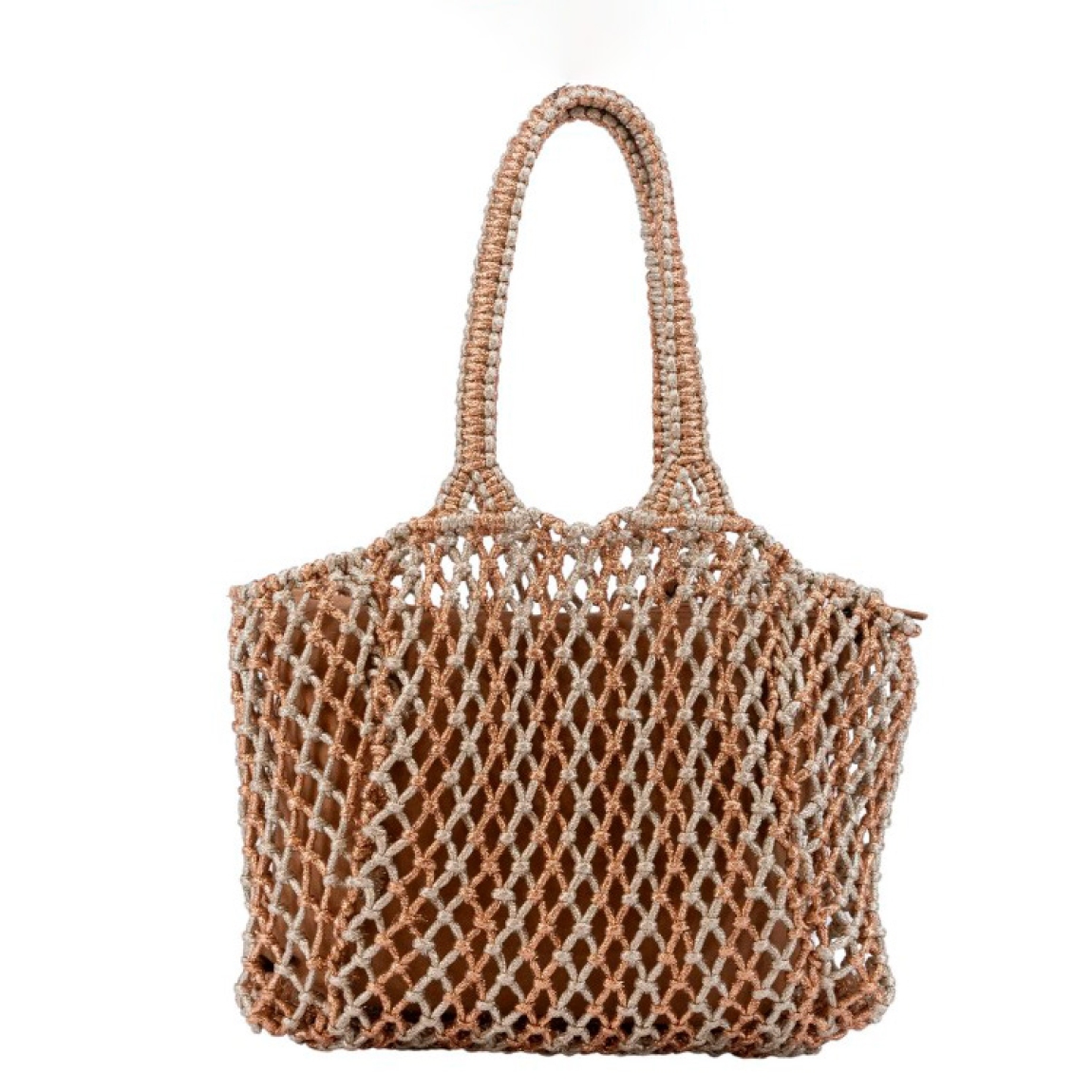 Bolso grande de la marca Simosastre, modelo AGATTA. Bolso fabricado con cuerda de algodón e hilos metalizados color bronce, con diseño de red, saco interior de algodón con cierre con cremallera, doble asa estilo tote y decoración de colgante en cuerda y con logo a fuego de madera. Medidas: alto 38cm y ancho 40cm. Este bolso Simosastre AGATTA es ideal para lucirlo esta temporada!