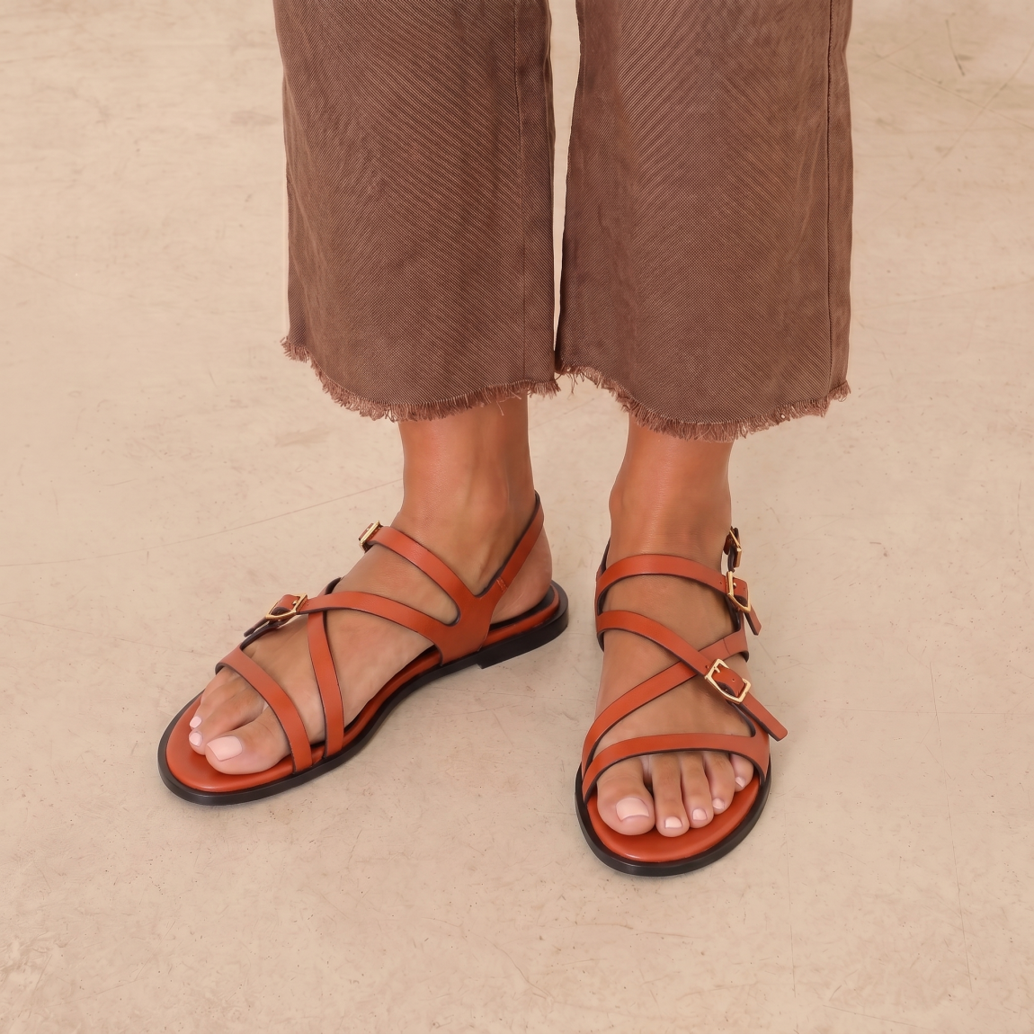 Sandalias de la marca Itse, modelo BELEN. Sandalias elaboradas en piel color naranja. Interior de sandalias en piel color marrón Sandalias con tiras cruzadas en pala y cierre con tres hebillas, dos en pala y una en tobillo. Sandas Itse con suela de goma plana. Estas sandalias Itse BELEN son ideales para ti!