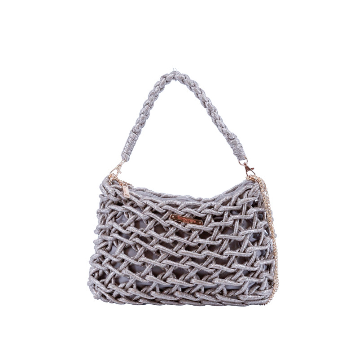 Bolso de la marca Simosastre, modelo ELOISE. Bolso fabricado en tejido de tela con forma de cuerdas color plata, con cierre cremallera y bolsillos interiores, asa estilo hobo en poli piel al tono con mosquetones y asa de cadena. Medidas: alto 19cm y ancho 29cm. Este bolso Simosastre ELOISE es ideal para lucirlo esta temporada!