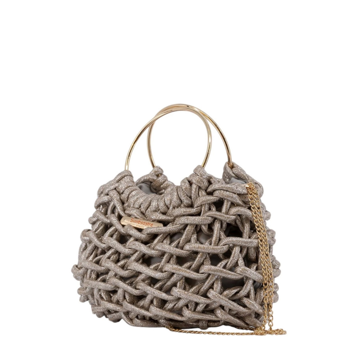Bolso de la marca Simosastre, modelo ELOISE. Bolso fabricado en tejido de tela con forma de cuerdas color platino con efecto escarchado, con cierre cremallera y bolsillos interiores, asa en aros metálicos y cadena fina. Medidas: alto 14cm y ancho 22cm. Este bolso Simosastre ELOISE es ideal para lucirlo esta temporada!