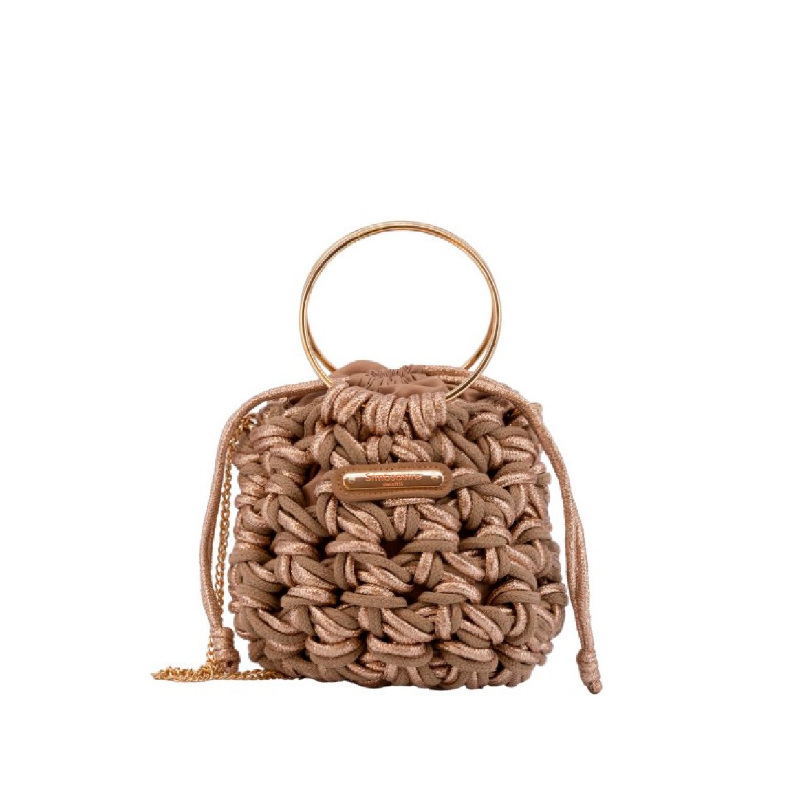 Bolso pequeño de la marca Simosastre, modelo CELINE. Exterior en tela trenzada color camel. Cierre tipo saco y bolsillos interiores, asa redonda de metal en color oro y asa bandolera de cadena dorada, logo metalizado. Medidas: alto 16cm y ancho 19cm. Este bolso Simosastre CELINE es ideal para llevar a todos lados!