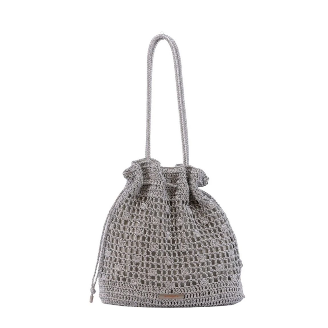 Bolso pequeño de la marca Simosastre, modelo JACQUELINE. Bolso fabricado en algodón con hilos metalizados color plata, con diseño estilo crochet y cierre tipo saco, bolsillos interiores, asa estilo bandolera en el mismo material y logo metalizado. Medidas: alto 34cm y ancho 32cm. Este bolso Simosastre JACQUELINE es ideal para llevar a todos lados!