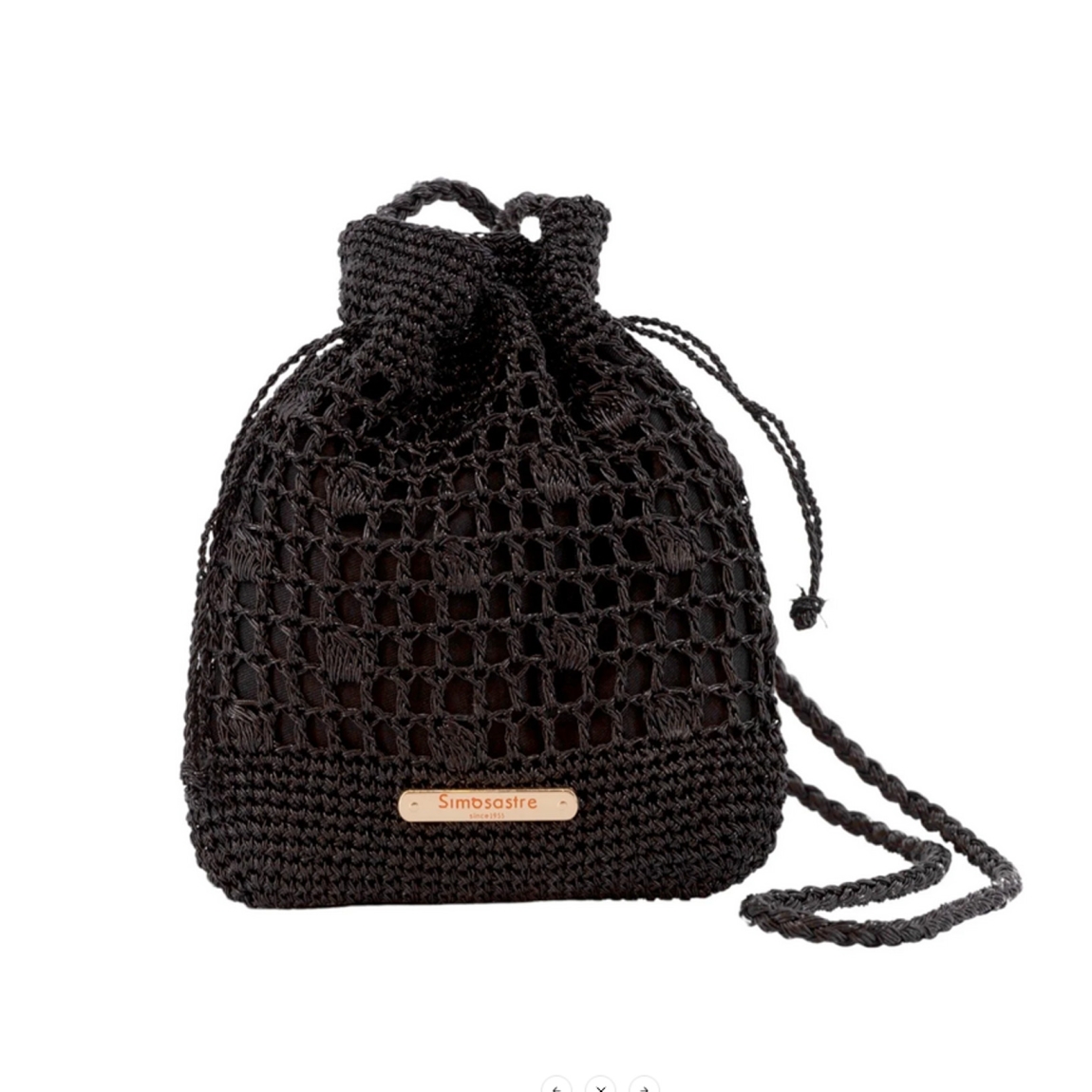 Bolso pequeño de la marca Simosastre, modelo JACQUELINE. Bolso fabricado en algodón con hilos metalizados color negro, con diseño estilo crochet y cierre tipo saco, bolsillos interiores, asa estilo bandolera en el mismo material y logo metalizado. Medidas: alto 34cm y ancho 32cm. Este bolso Simosastre JACQUELINE es ideal para llevar a todos lados!