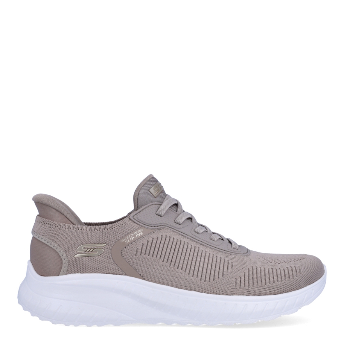 Deportivas de la marca Skechers, modelo 117. Exterior en naylon color taupe con detalle del logo en parte lateral. Interior en textil color taupe con plantilla acolchada y extraíble para máxima comodidad. Cordones de color taupe y una cuña de 3cm de altura. Estas deportivas Skechers 117 son unas clásicas, ideales para tu día a día.