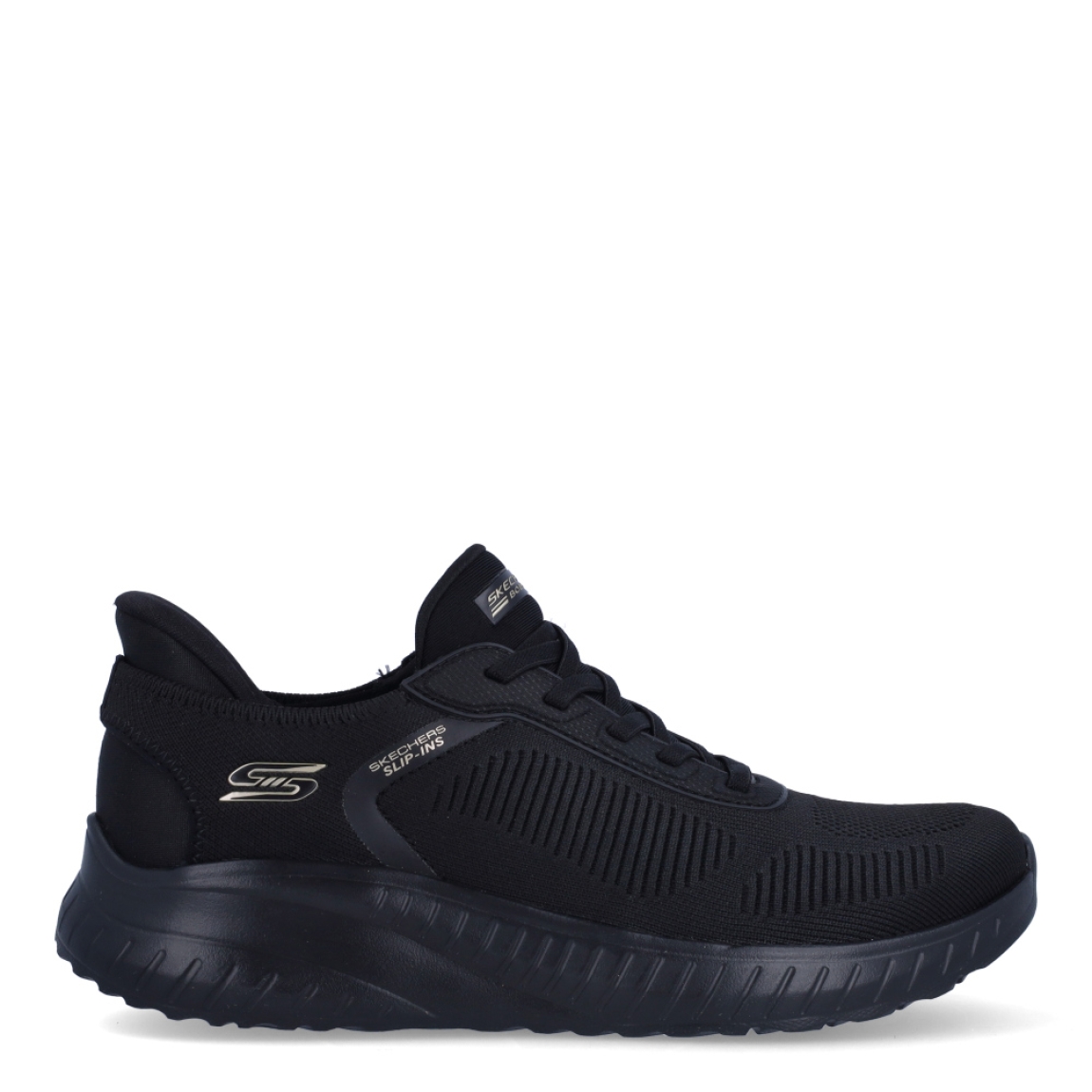 Deportivas de la marca Skechers, modelo 117. Exterior en naylon color negro con detalle del logo en parte lateral. Interior en textil color negro con plantilla acolchada y extraíble para máxima comodidad. Cordones de color negro y una cuña de 3cm de altura. Estas deportivas Skechers 117 son unas clásicas, ideales para tu día a día.