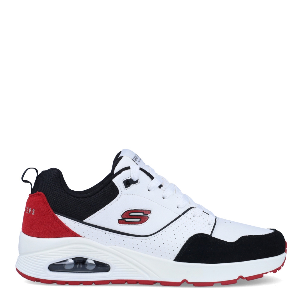 Deportiva de la marca Skechers, modelo 183. Exterior de la deportiva piel troquelada color blanco, con detalla en negro y rojo.. Detalle logotipo lateral en piel de color rojo. Interior de la deportiva de textil de color negro. Cierre de la deportiva con cordones blancos. Deportiva con suela de goma de 2 cm de cuña. Deportiva con plantilla acolchada. La deportiva 183 de Skechers es una deportiva clásica y cómoda, perfecta para el día a día.