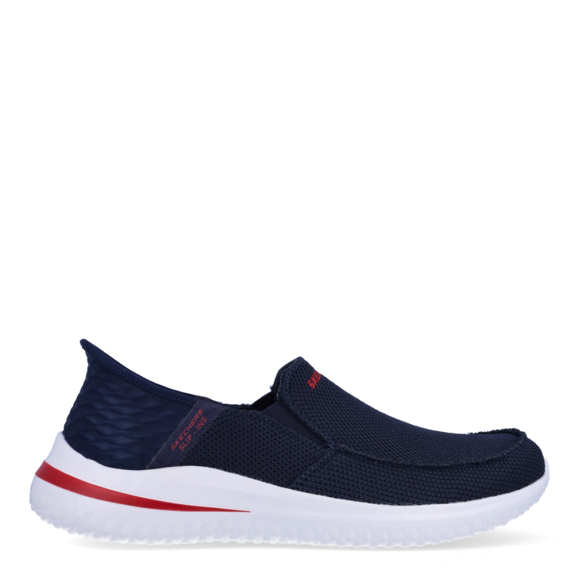 Mocasines transpirables de la marca Skechers, modelo 208. Exterior en tela color azul marino con detalle en rojo. Interior en textil transpirable color azul oscuro con plantilla acolchada y extraíble para máxima comodidad. Suela de goma con cuña de 2cm de altura. Estos mocasines Skechers 208 son ideales para tu día a día, unas clásicas excelentes en comodidad.
