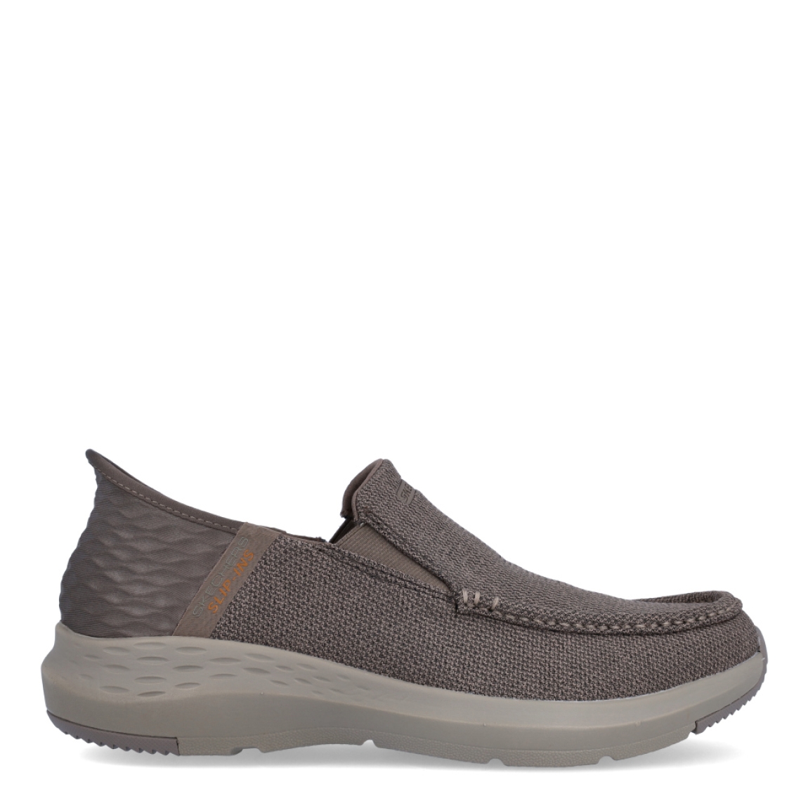 Mocasines de la marca Skechers, modelo 204. Exterior en tela color taupe. Interior en textil transpirable color taupe oscuro con plantilla acolchada y extraíble para máxima comodidad. Suela de goma con cuña de 3cm de altura. Estos mocasines Skechers 204 son ideales para tu día a día, unas clásicas excelentes en comodidad.