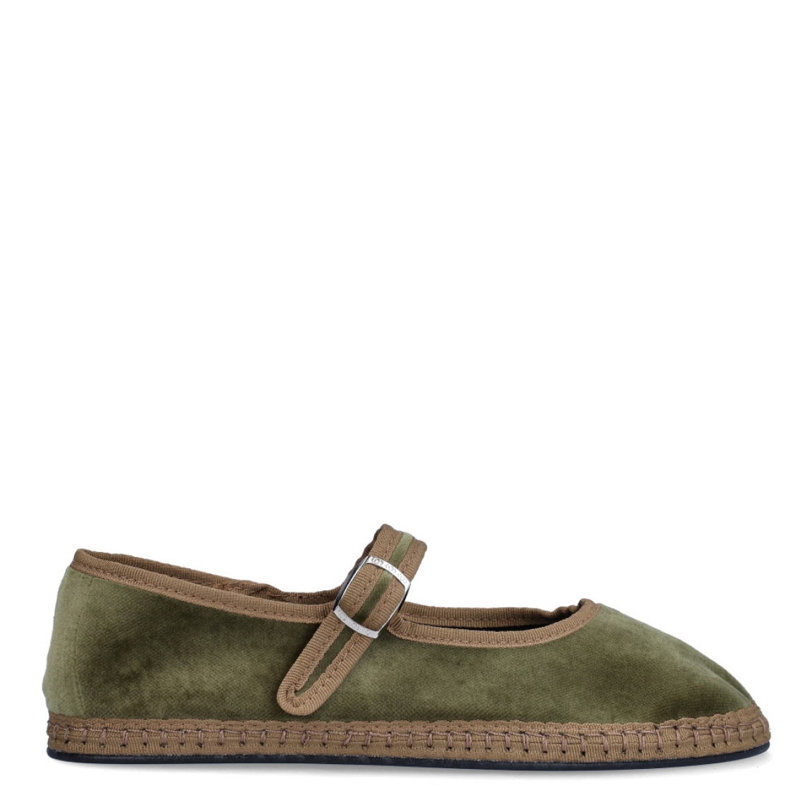 Merceditas de la marca Itse, modelo Antonia. Exterior en terciopelo color verde. Interior en textil negro. Cierre de las merceditas Itse con botón y hebillla regulable. Tiene la suela plana de goma. Estas merceditas Itse Antonia son un complemento perfecto de comodidad!