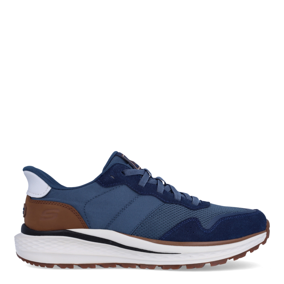Deportivas de la marca Skechers, modelo 211. Exterior en naylon con efecto rejilla color azul marino, con detalle en marrón en talón. Interior en textil transpirable color azul oscuro con plantilla acolchada y extraíble para máxima comodidad. Cierre con cordones. Suela de goma con cuña de 2cm de altura. Estas deportivas Skechers 211 son ideales para tu día a día, unas clásicas excelentes en comodidad.