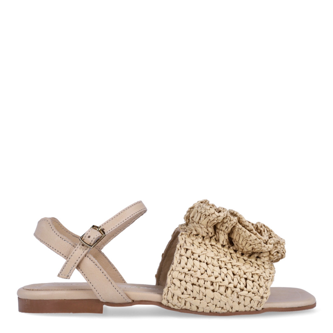 Sandalias de la marca Itse, modelo SHADY. Sandalias elaboradas en rafia trenzada color beig con detalles de flor en la pala. Cierre de las sandalias con hebilla en tobillo y suela de goma plana. Estas sandalias Itse SHADY son un complemento ideal para crear looks con personalidad y comodidad esta temporada. No te pueden faltar en el armario!
