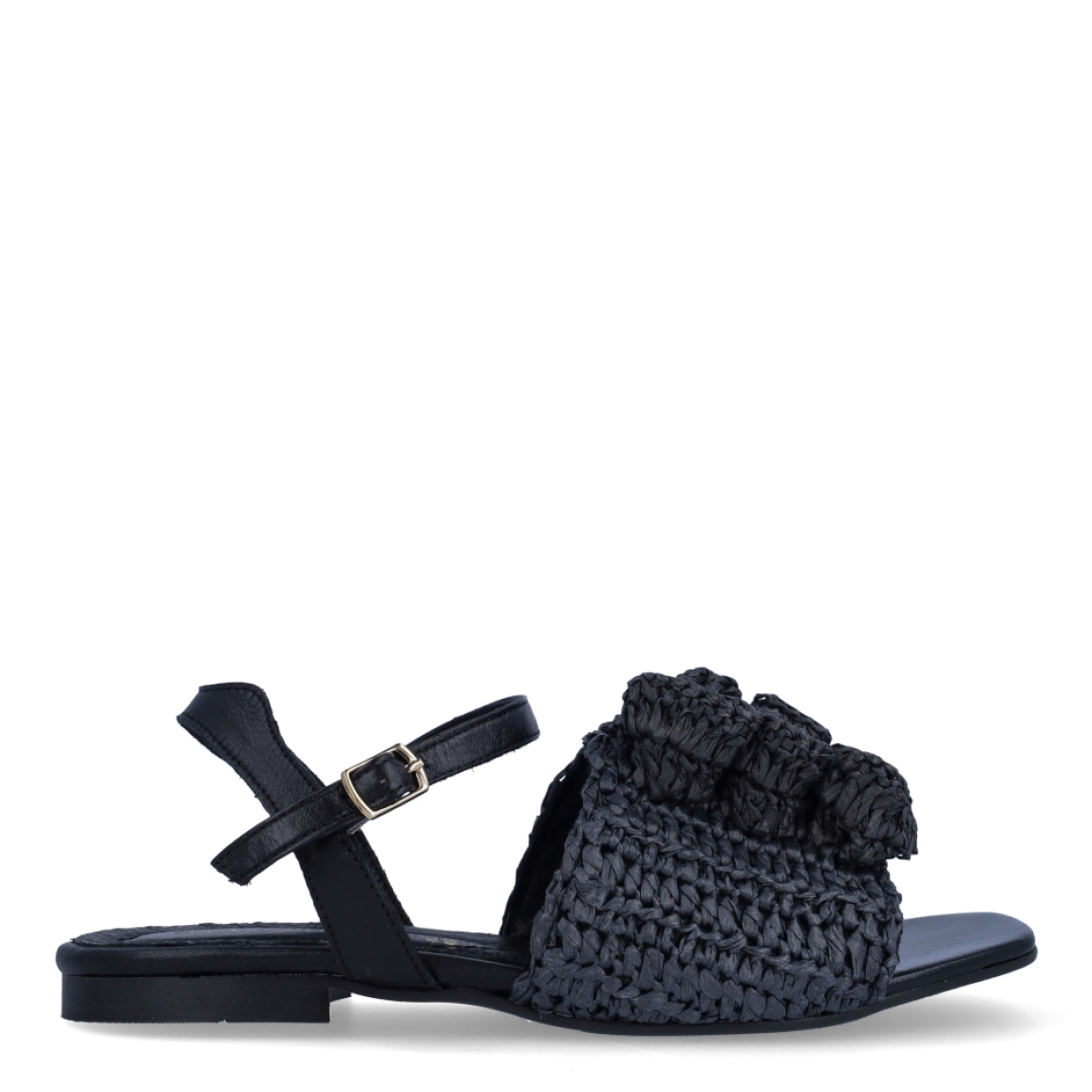 Sandalias de la marca Itse, modelo SHADY. Sandalias elaboradas en rafia trenzada color negro con detalles de flor en la pala. Cierre de las sandalias con hebilla en tobillo y suela de goma plana. Estas sandalias Itse SHADY son un complemento ideal para crear looks con personalidad y comodidad esta temporada. No te pueden faltar en el armario!