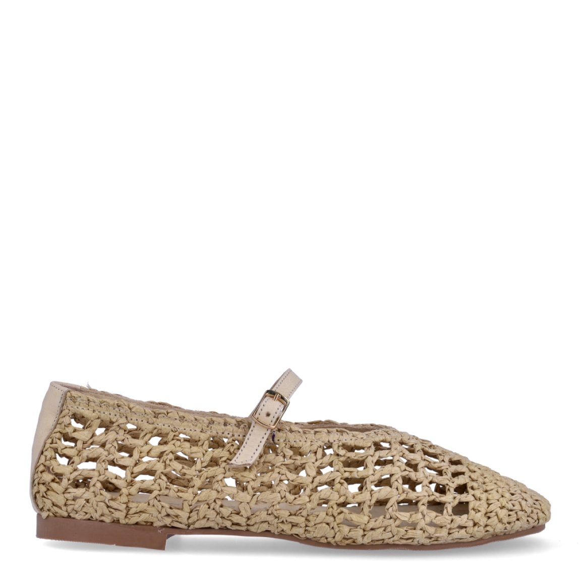 Merceditas de la marca Itse, modelo TEMIS. Elaboradas en rafia trenzada de color camel con punta redonda. Interior con plantilla de color negro. Cierre con hebilla en pala y suela plana de goma. Estas merceditas Itse TEMIS son ideales para lucirlas esta temporada!