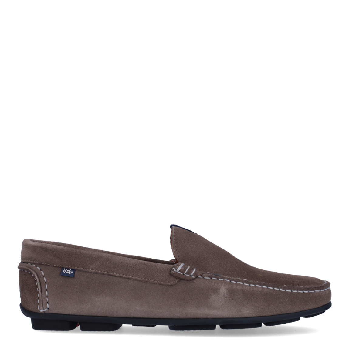 Mocasines de la marca Soler y Pastor, modelo DAIWO. Exterior en ante color taupe con punta redonda. Interior en piel color camel. Mocasines sin cordones y suela de goma plana. Estos mocasines Soler y Pastor DAIWO son unos clásicos, ideales para esta temporada!