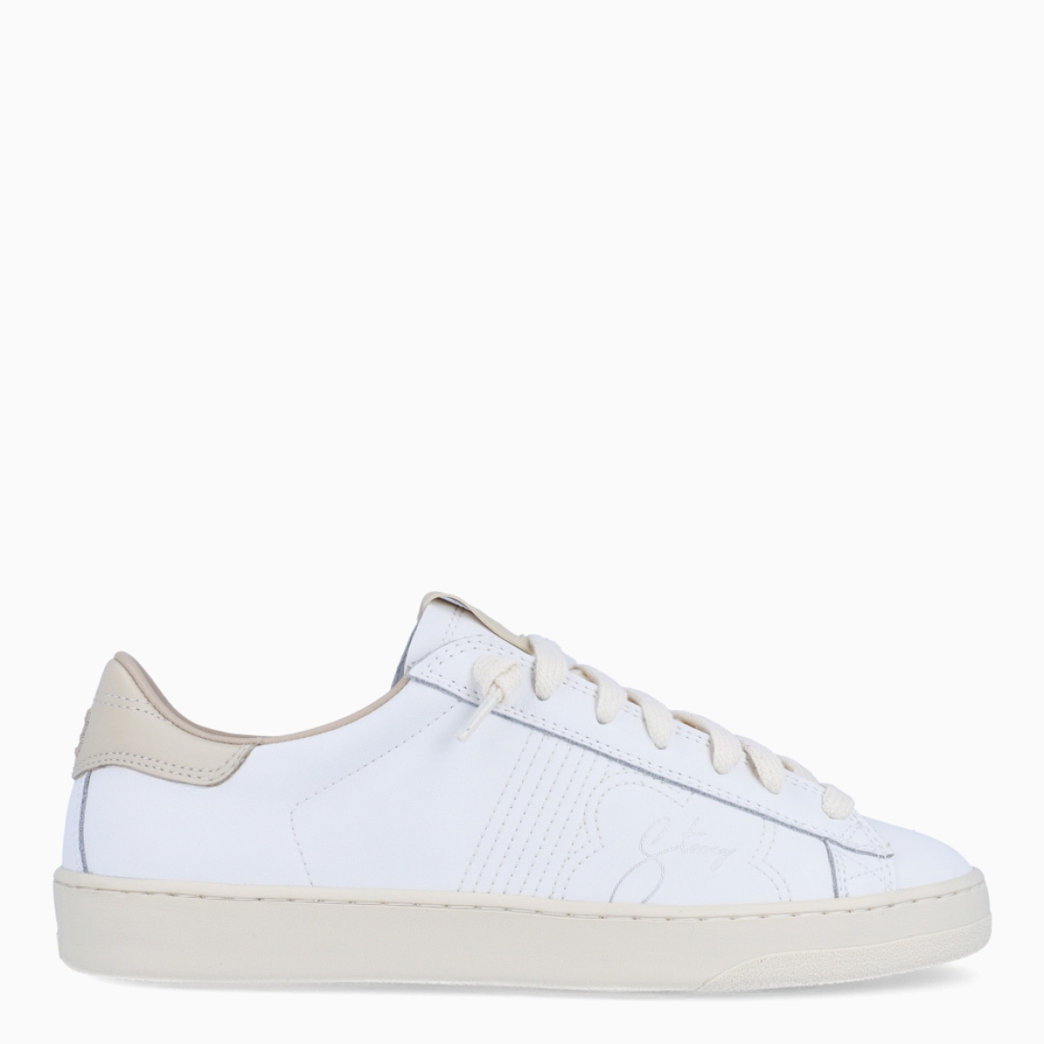 Deportivas de la marca Stacy, modelo ROSE. Exterior en piel color blanco con detalle del logo en lateral. Interior en peil color beig. Cierre de las deportivas con cordones. Deportivas Stacy con suela plana. Estas deportivas Stacy ROSE son unas clásicas, ideales para complementar tus looks del día a día!
