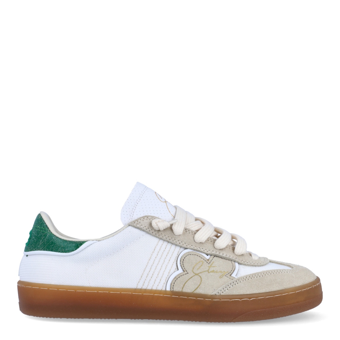 Deportivas de la marca Stacy, modelo LOTUS. Exterior en naylon color blanco con detalle del logo en lateral y ante color taupe. Parte de tobillo color verde. Interior en piel color beig. Cierre de las deportivas con cordones. Deportivas Stacy con 2cm de plataforma. Estas deportivas Stacy LOTUS son unas clásicas, ideales para complementar tus looks del día a día!