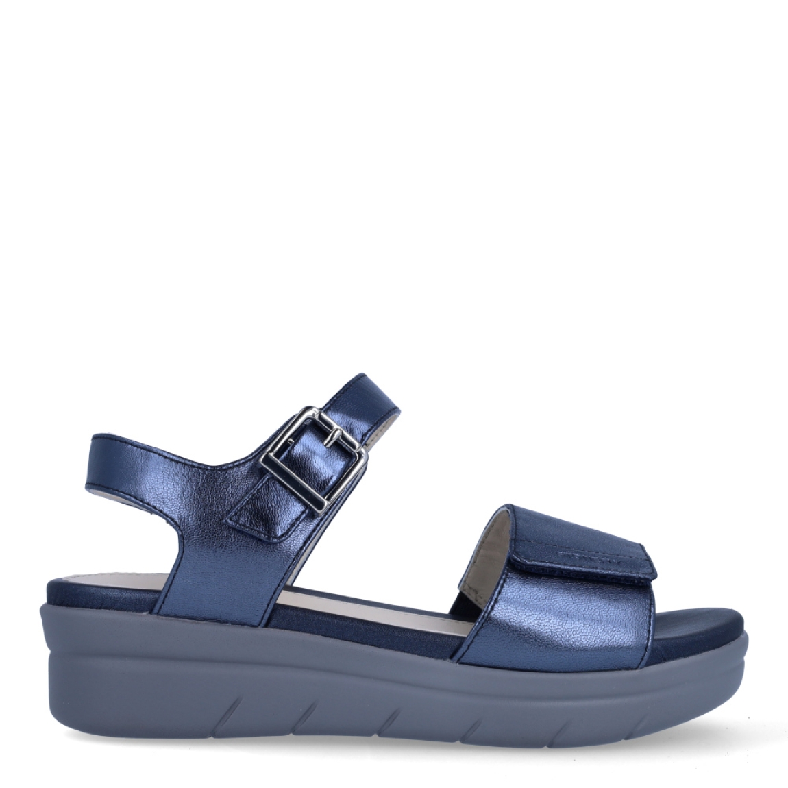 Sandalia de la marca Stonefly, modelo AQUA. Sandalias elaboradas piel color azul con efecto brillante. Cierre con velcro y hebilla en pala. Sandalias Stonefly con cuña de 4cm de altura. Este modelo AQUA es un clásico y siempre a la moda, con velcro ajustable para un ajuste personalizado, es cómodo y ligero, perfecto para completar todos tus atuendos casual chic.