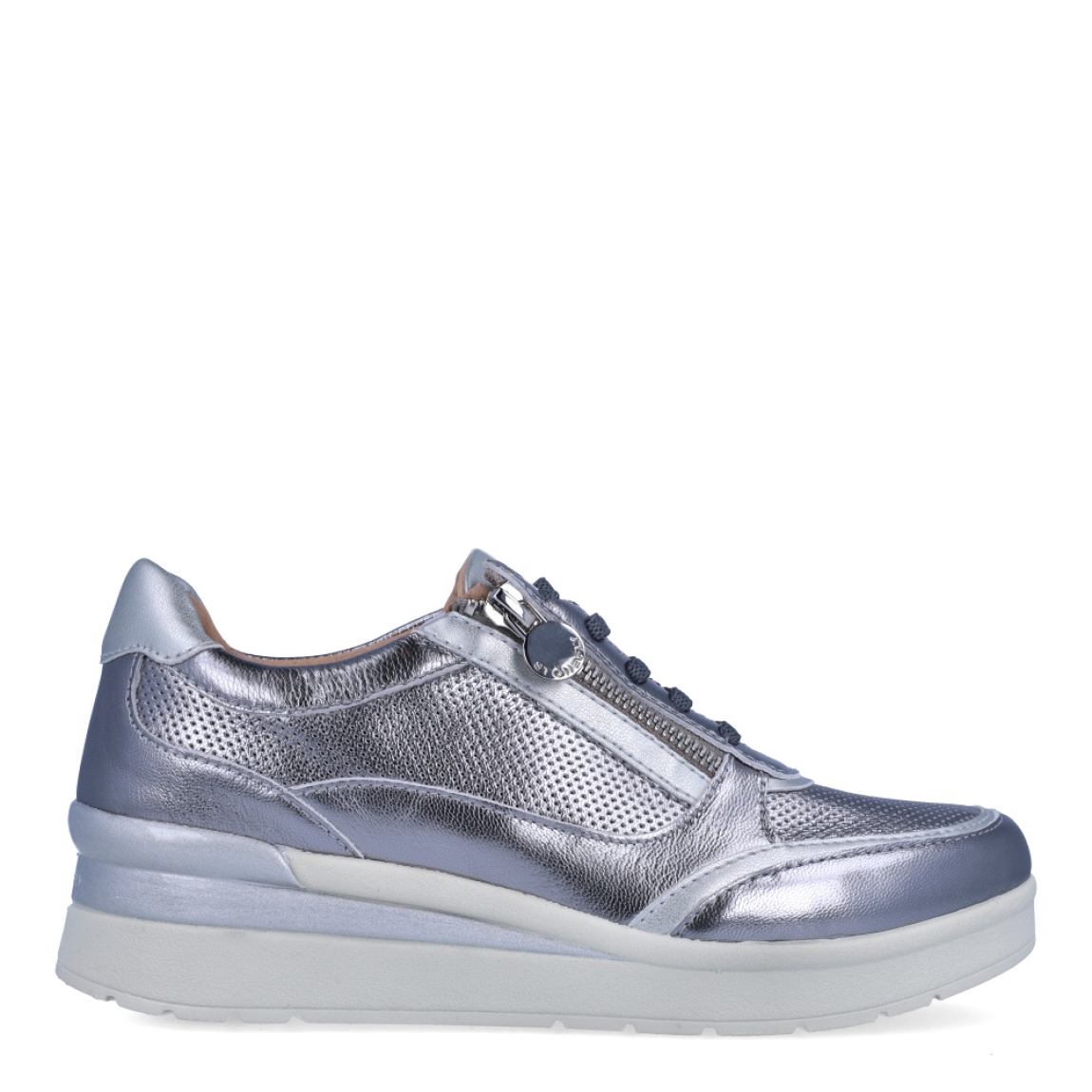 Deportivas de la marca Stonefly, modelo CREAM 52. Exterior de las deportivas en piel troquelada color plata con detalle de cremallera. Interior de las deportivas en piel color beig. Cierre de las deportivas con cordones y cuña de 4cm de altura. Estas deportivas Stonefly CREAM 52 tienen el diseño ideal para disfrutar de frescura y comodidad al caminar. Perfecto para esta temporada.