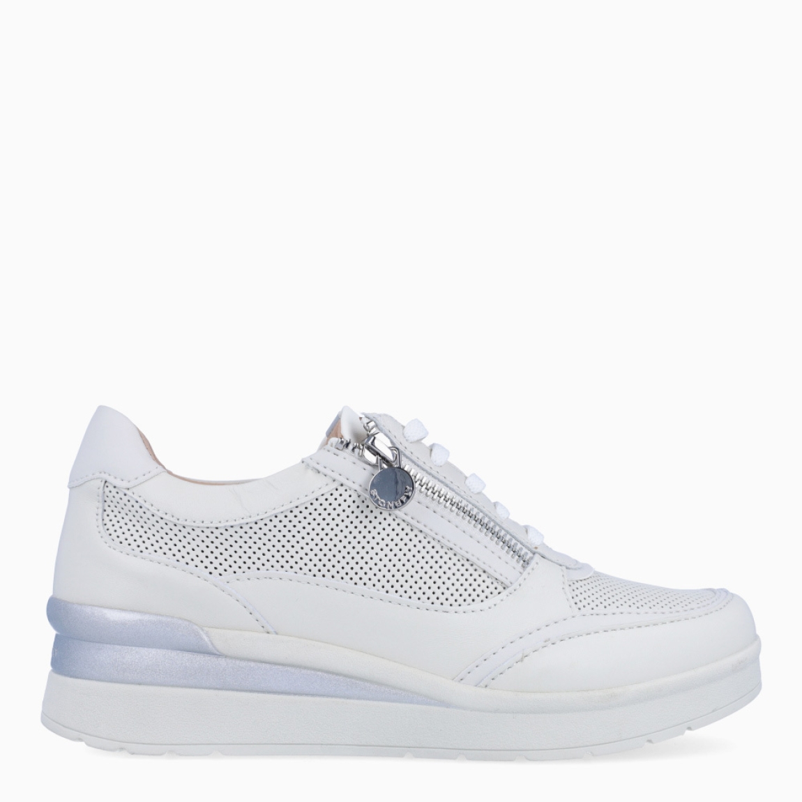 Deportivas de la marca Stonefly, modelo CREAM 52. Exterior de las deportivas en piel troquelada color blanco con detalle de cremallera. Interior de las deportivas en piel color beig. Cierre de las deportivas con cordones y cuña de 3cm de altura. Estas deportivas Stonefly CREAM 52 tienen un diseño que ofrece frescura y comodidad en cada paso que des. Perfecto para esta temporada.
