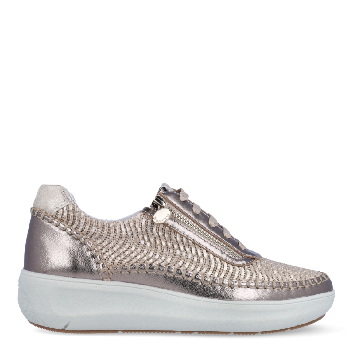 Deportivas de la marca Stonefly, modelo NARAH. Deportivas elaboradas en piel con efecto troquelado color bronce con detalle de cierre. Cierre de las deportivas con cordones taupe. Deportivas Stonefly con cuña de 3cm de altura. Estas Stonefly NARAH son un complemento que te ofrecerá la comodidad que necesitas a donde vayas esta temporada!