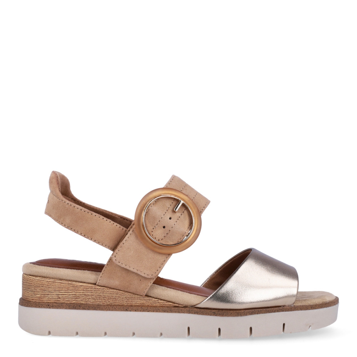 Sandalias de la marca Tamaris, modelo JOANNA. Exterior en piel color platino brillante con detalle en ante color cuero. Interior en ante y piel color cuero. Cierre de sandalias Tamaris con hebillla. Sandalias clásias con cuña de 4cm de altura. Estas sandalias Tamaris JOANNA son ideales para esta temporada!