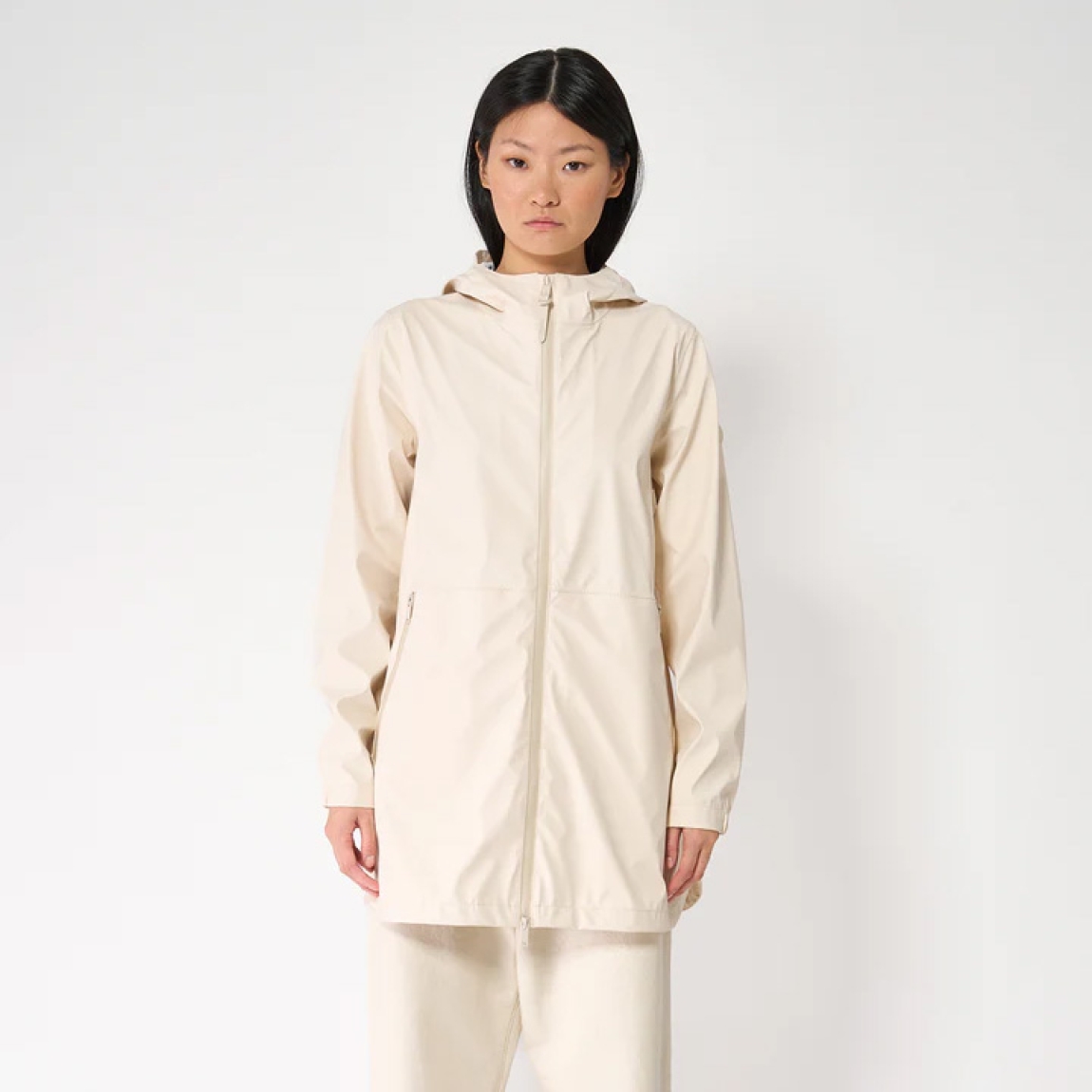 Chaqueta impermeable de la marca Tanta, modelo Brouillard está confeccionada con nuestro icónico tejido de PU en color blanco. Es 100% impermeable y cuenta con todas las costuras selladas para una protección superior. Los detalles de la prenda incluyen aberturas laterales redondeadas, cremalleras impermeables al tono y un corte en A. Un básico imprescindible en tu armario.