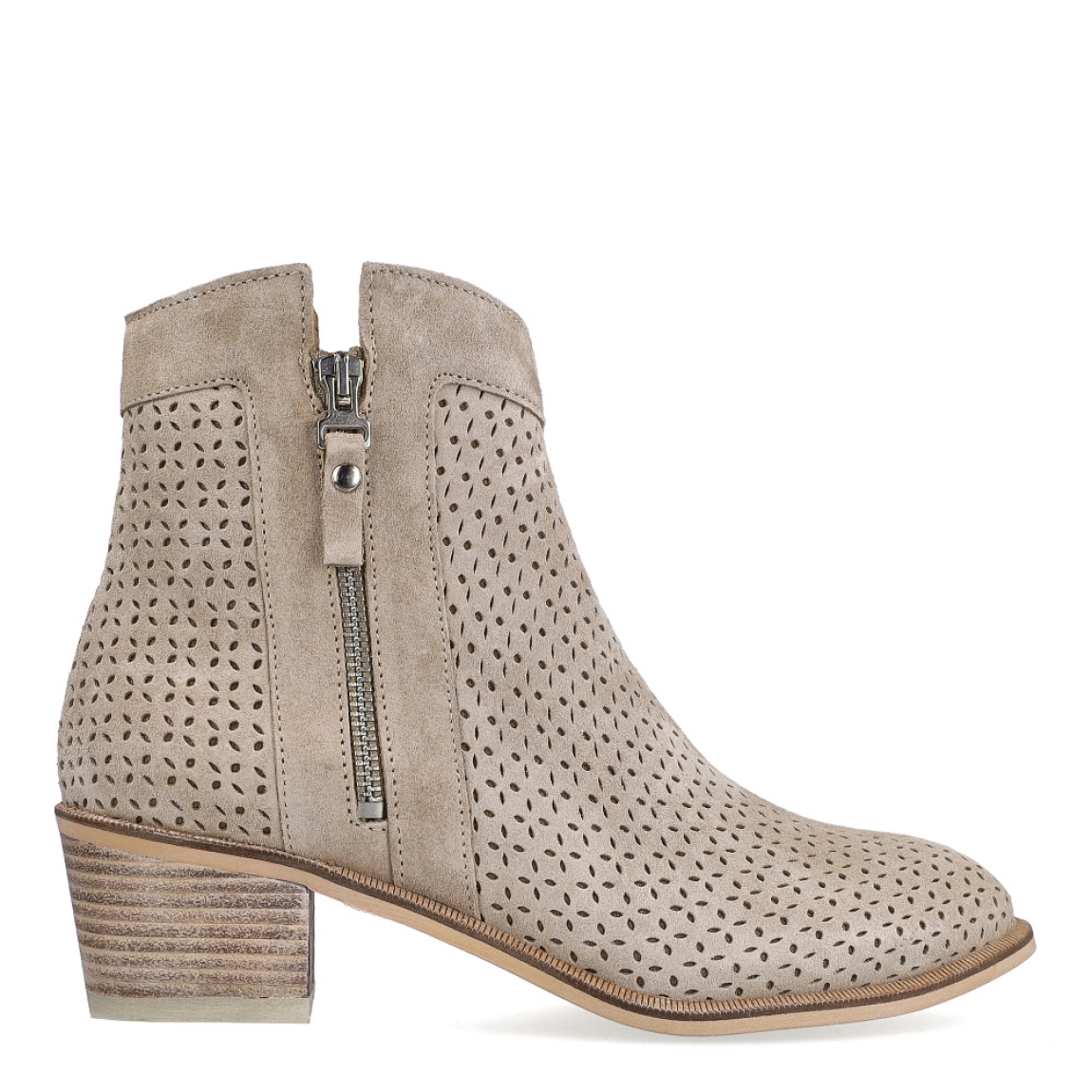 Botines de la marca Alpe, modelo HELLAR. Exterior en ante color beig con diseño troquelado. Interior en ante beig. Cierre con cremallera y un tacón de 4cm de altura. Estos botines Alpe HELLAR son unos clásicos, ideales en estilo y comodidad.