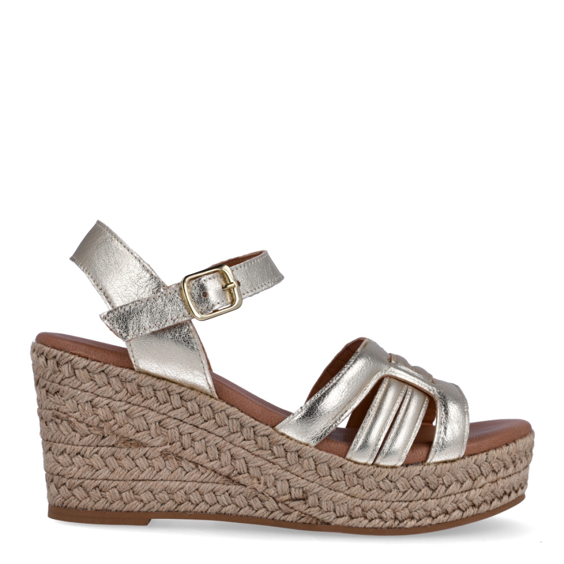 Sandalias de la marca Itse, modelo KARI. Exterior de las sandalias en piel color platino. Interior de las sandalias en piel color camel. Cierre de las sandalias Itse con hebilla y cuña de 7cm de altura. Estas sandalias Itse KARI son el complemento ideal para crear diferentes looks esta temporada, y sobre todo, gozar de una comodidad espectacular en tu día a día.