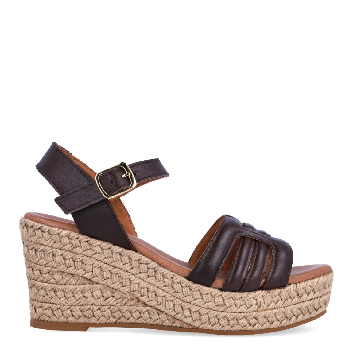 Sandalias de la marca Itse, modelo KARI. Exterior de las sandalias en piel color marrón. Interior de las sandalias en piel color camel. Cierre de las sandalias Itse con hebilla y cuña de 7cm de altura. Estas sandalias Itse KARI son el complemento ideal para crear diferentes looks esta temporada, y sobre todo, gozar de una comodidad espectacular en tu día a día.
