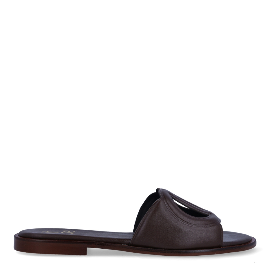 Chanclas de la marca Itse, modelo BRITNE. Exterior en piel color marrón con detalle de círculos cruzados en la pala. Interior en piel color marrón con logo de marca. Chanclas con suela de goma y plana. Estas chanclas Itse BRITNE son unas clásicas, ideales para combinarlas con diferentes looks esta temporada!