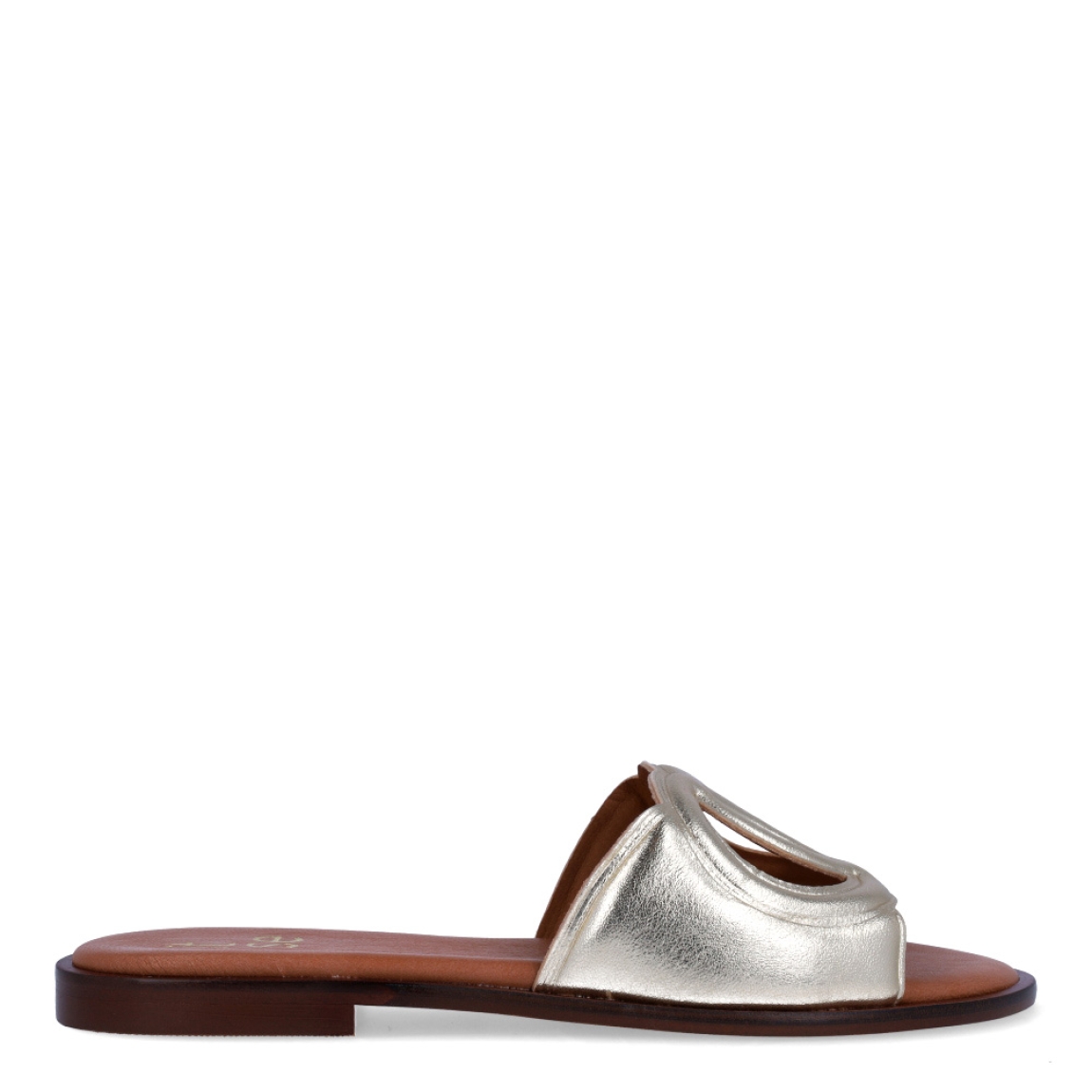 Chanclas de la marca Itse, modelo BRITNE. Exterior en piel color platino con detalle de círculos cruzados en la pala. Interior en piel color camel con logo de marca. Chanclas con suela de goma y plana. Estas chanclas Itse BRITNE son unas clásicas, ideales para combinarlas con diferentes looks esta temporada!