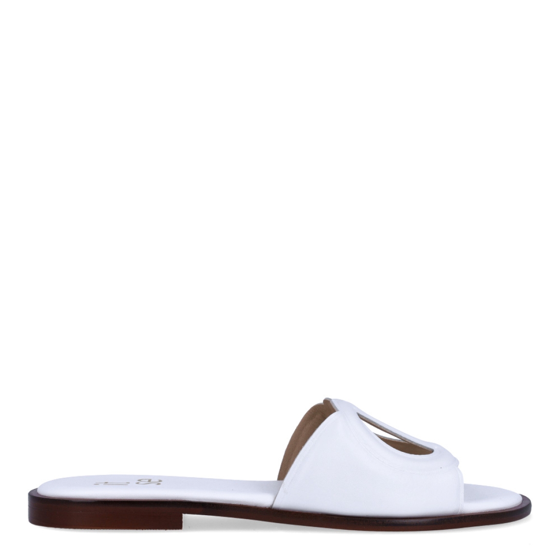 Chanclas de la marca Itse, modelo BRITNE. Exterior en piel color blanco con detalle de círculos cruzados en la pala. Interior en piel color blanco con logo de marca. Chanclas con suela de goma y plana. Estas chanclas Itse BRITNE son unas clásicas, ideales para combinarlas con diferentes looks esta temporada!