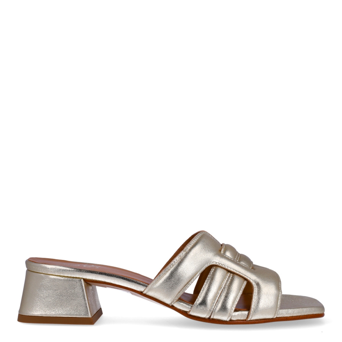 Sandalias de la marca Itse, modelo ZAYA. Sandalias elaboradas en piel color platino con punta cuadrada. Interior en piel color camel con estampado de marca. Sandalias con tacón de 4cm de altura. Estas sandalias Itse ZAYA son un complemento ideal para crear looks con personalidad y comodidad esta temporada. No te pueden faltar en el armario!