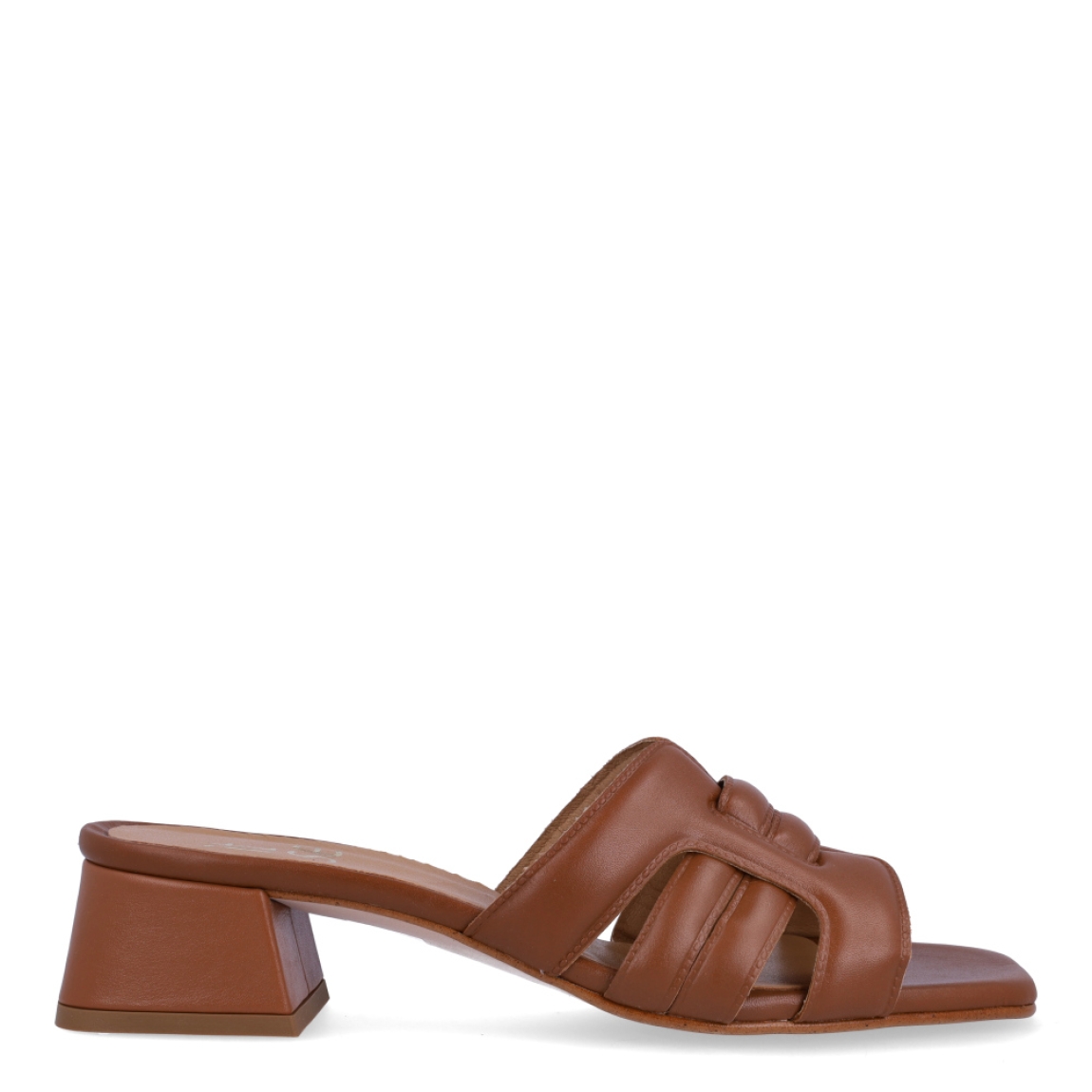 Sandalias de la marca Itse, modelo ZAYA. Sandalias elaboradas en piel color marrón con punta cuadrada. Interior en piel color camel con estampado de marca. Sandalias con tacón de 4cm de altura. Estas sandalias Itse ZAYA son un complemento ideal para crear looks con personalidad y comodidad esta temporada. No te pueden faltar en el armario!