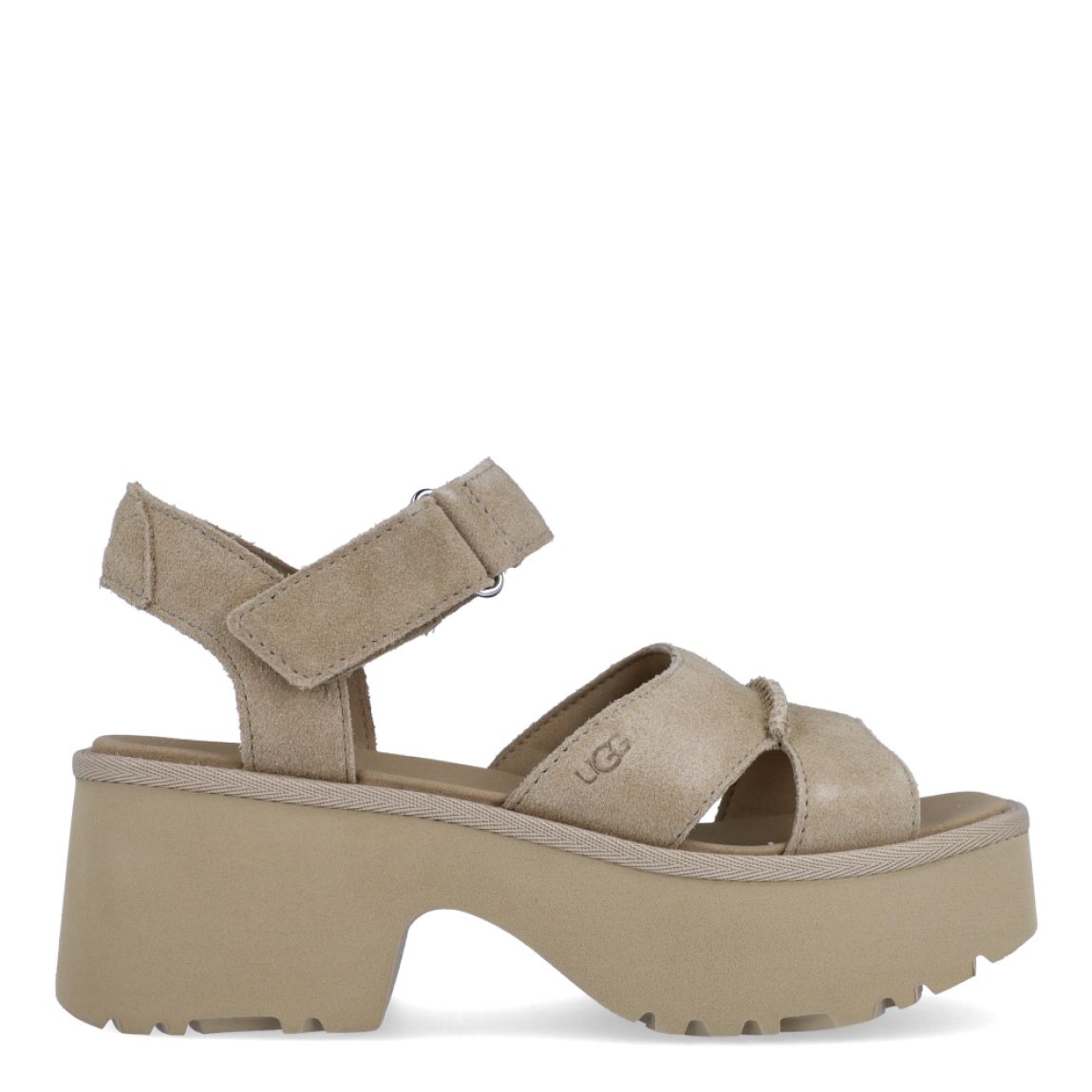 Sandalias de la marca UGG, modelo ANKLE STRAP. Exterior en ante color camel con tiras cruzadas en pala. Interior en piel color camel. Cierre de sandalias Alpe con velcro en tobillo. Sandalias con tacon cuña a de 6cm de altura y 4cm de plataforma. Estas sandalias UGG ANKLE STRAP es un complemento ideal para tus looks de temporada!