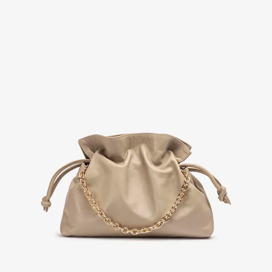 Bolso pequeño de la marca UNISA, modelo ZELORA. Bolso tipo saco fabricado en piel color taupe. Tiras acolchadas al tono para fruncirlo y cierre con imán. Cadena corta metálica y bandolera de crossbag al tono. El ZELORA de Unisa es perfecto para cualquier situación. Medidas: 23cm x 28cm x 7cm. Bolso ideal para llevarlo a todos lados!