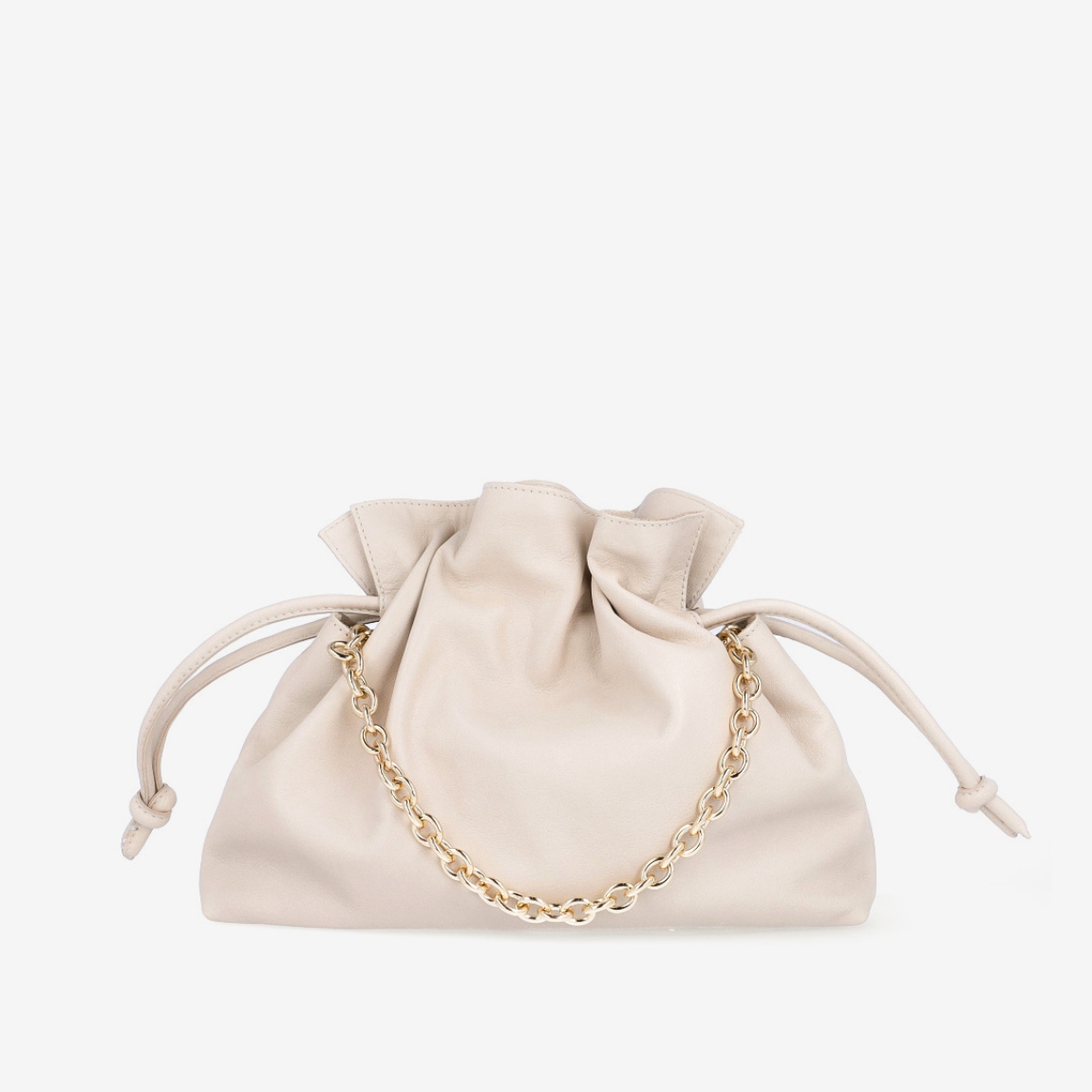 Bolso pequeño de la marca UNISA, modelo ZELORA. Bolso tipo saco fabricado en piel color beig. Tiras acolchadas al tono para fruncirlo y cierre con imán. Cadena corta metálica y bandolera de crossbag al tono. El ZELORA de Unisa es perfecto para cualquier situación. Medidas: 23cm x 28cm x 7cm. Bolso ideal para llevarlo a todos lados!