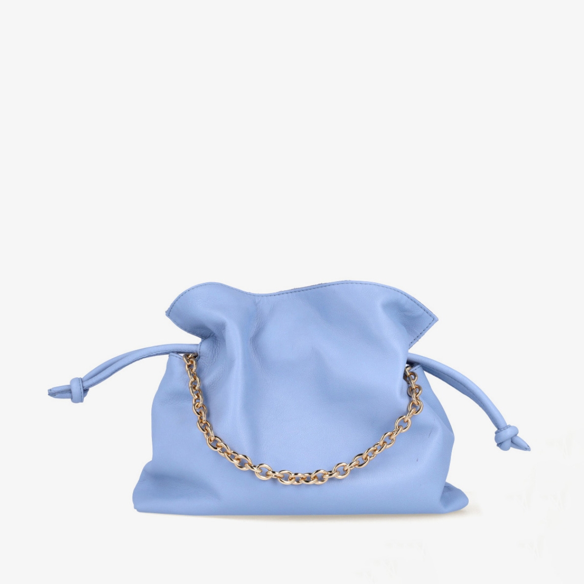 Bolso pequeño de la marca UNISA, modelo ZELORA. Bolso tipo saco fabricado en piel color azul. Tiras acolchadas al tono para fruncirlo y cierre con imán. Cadena corta metálica y bandolera de crossbag al tono. El ZELORA de Unisa es perfecto para cualquier situación. Medidas: 23cm x 28cm x 7cm. Bolso ideal para llevarlo a todos lados!