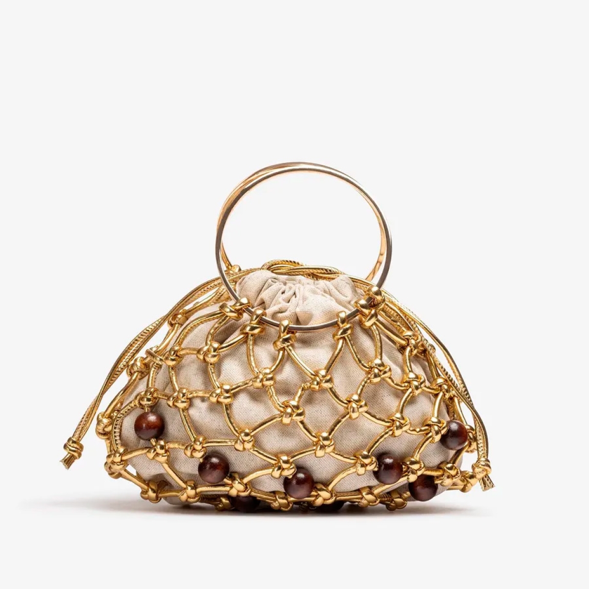 Bolso pequeño de la marca Unisa, modelo ZCOCO. Bolso con asas metálicas. Fabricado en piel metalizada color platino anudada manualmente por expertos artesanos e interior de tejido natural. Detalle de adorno. Cierre con cordón de piel metalizada al tono. Medidas: 15cm x 22cm x 11cm. Bolso ideal para las ocasiones especiales!