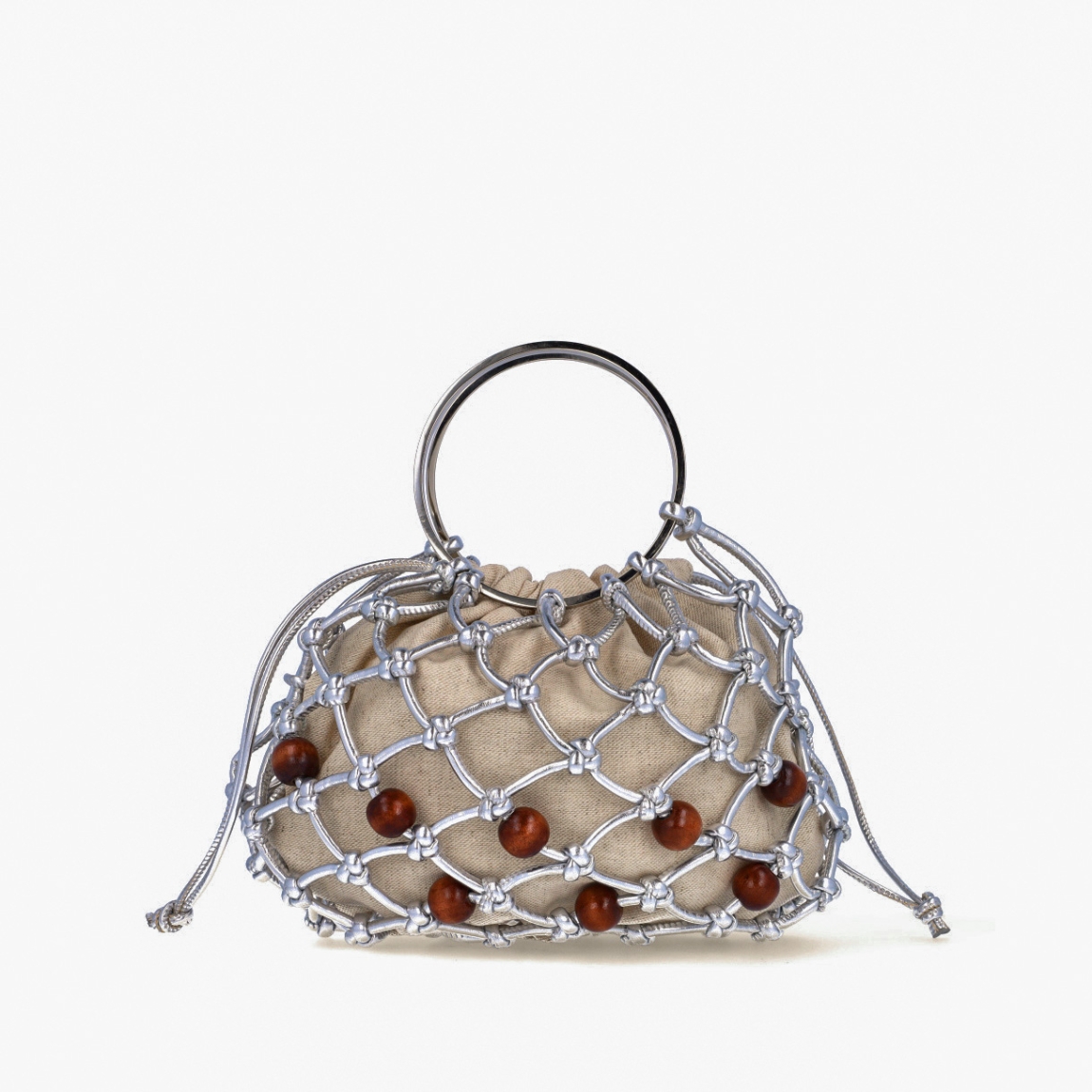 Bolso pequeño de la marca Unisa, modelo ZCOCO. Bolso con asas metálicas. Fabricado en piel metalizada color plata anudada manualmente por expertos artesanos e interior de tejido natural. Detalle de adorno. Cierre con cordón de piel metalizada al tono. Medidas: 15cm x 22cm x 11cm. Bolso ideal para las ocasiones especiales!