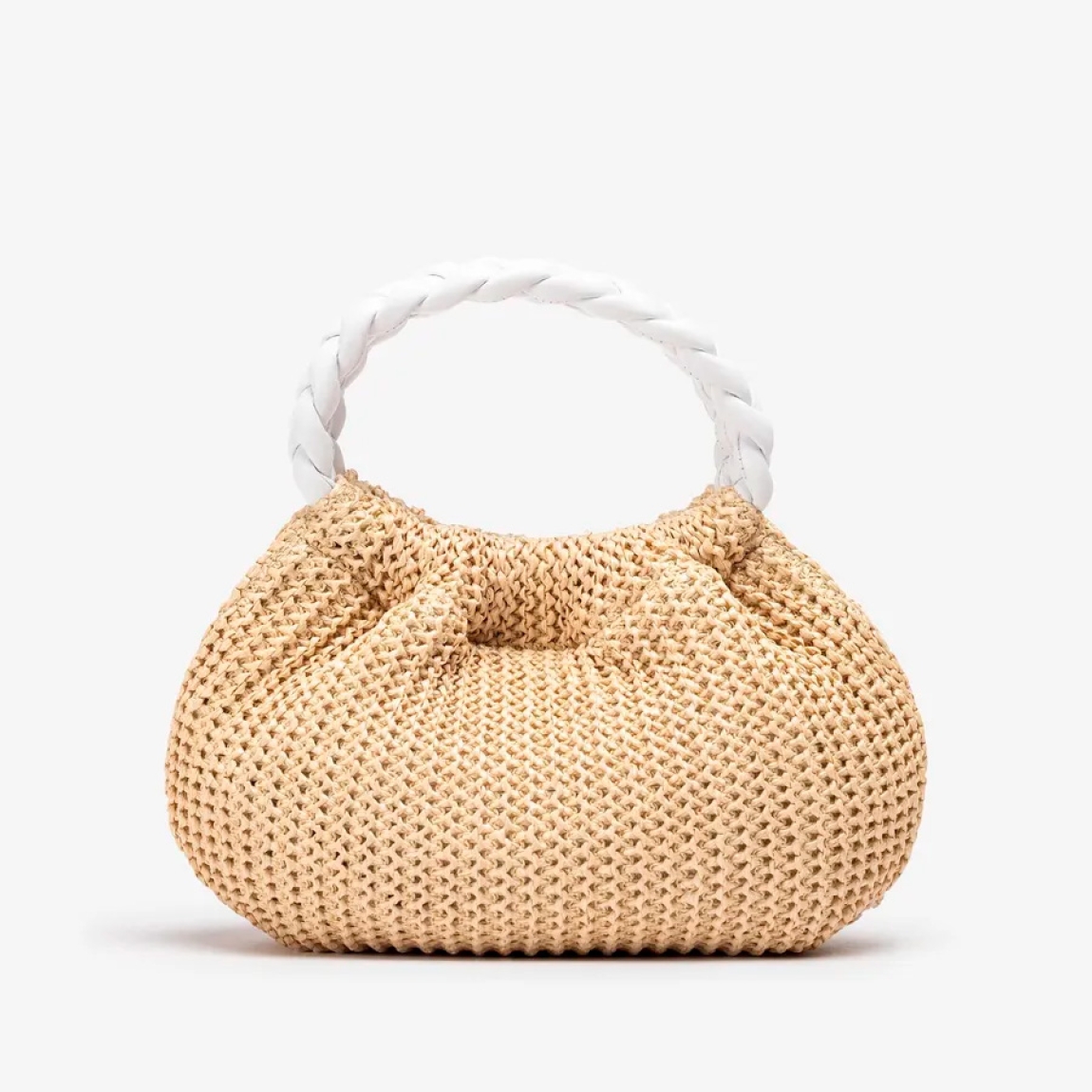 Bolso pequeño de la marca Unisa, modelo ZAMELI. Bolso de mano fabricado en rafia color camel. Asas redondas trenzadas de piel color blanco. Bandolera ajustable crossbag en piel. Cierre mediante imán. El bolso ZAMELI es un complemento esencial para esta temporada.Medidas: 15cm x 23cm x 6cm