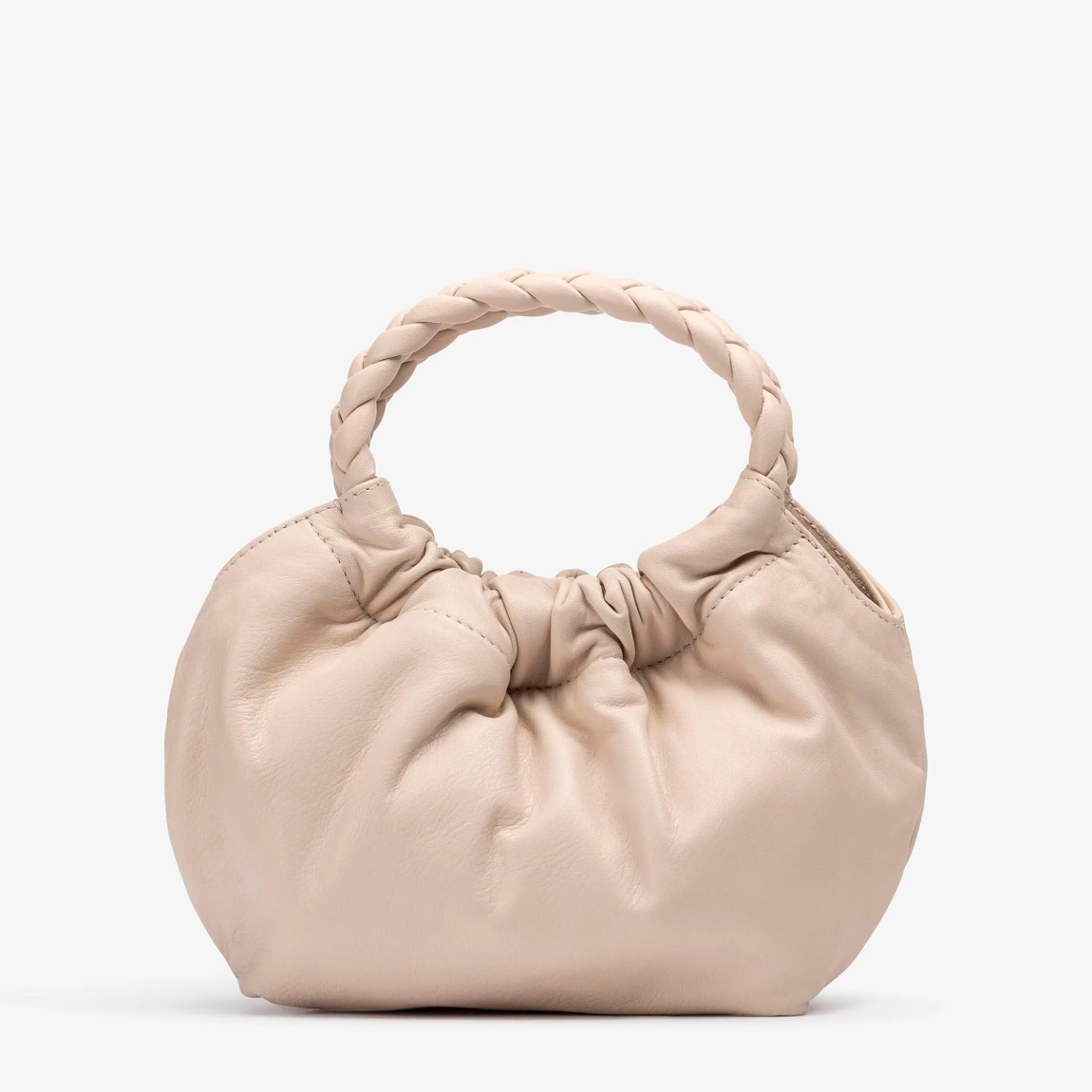 Bolso pequeño de la marca Unisa, modelo ZAMELI. Bolso de mano fabricado en piel color blanco. Asas redondas trenzadas de piel al tono. Bandolera ajustable crossbag en piel. Cierre mediante imán. El bolso ZAMELI es un complemento esencial para esta temporada.Medidas: 15cm x 23cm x 6cm