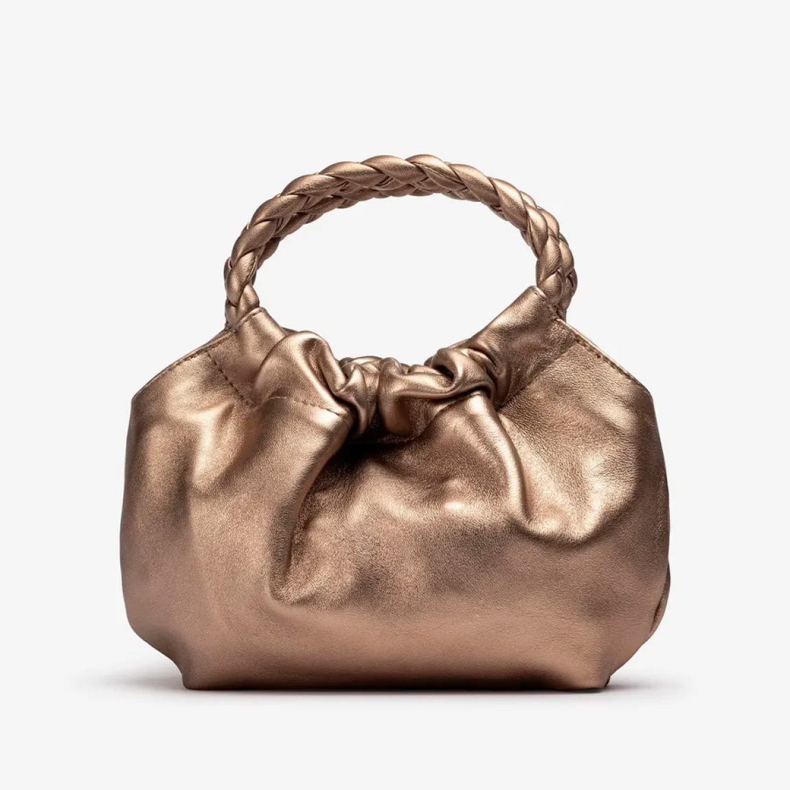 Bolso pequeño de la marca Unisa, modelo ZAMELI. Bolso de mano fabricado en piel color oro. Asas redondas trenzadas de piel al tono. Bandolera ajustable crossbag en piel. Cierre mediante imán. El bolso ZAMELI es un complemento esencial para esta temporada.Medidas: 15cm x 23cm x 6cm