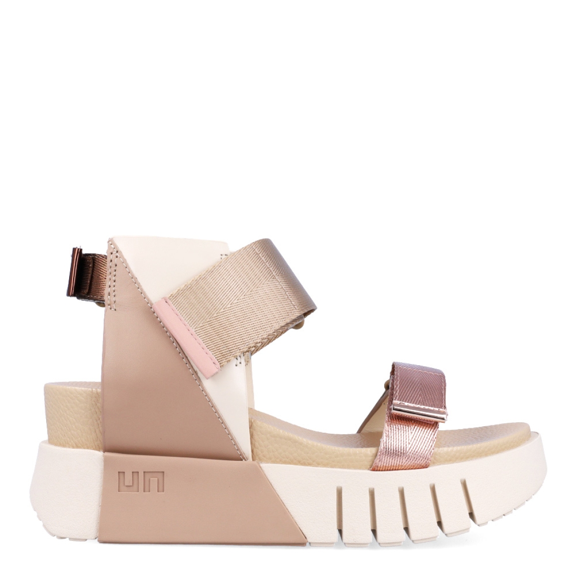 Sandalias de la marca United Nude, modelo Delta Run. Exterior de las sandalias en piel color beig. Interior de las sandalias de piel. Cierre de las sandalias con triple velcro de colores blanco, negro y dorado en el talón, pala y empeine respectivamente. Sandalias United Nude con cuña de 3cm de altura. Estas sandalias United Nude Delta Run tienen el estilo, diseño y comodidad que necesitas para destacarte en tu día a día.