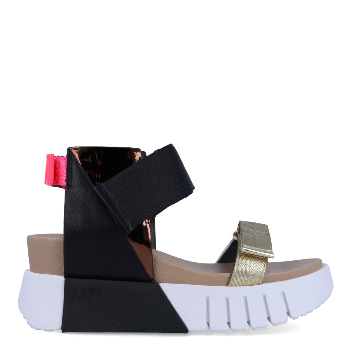 Sandalias de la marca United Nude, modelo Delta Run. Exterior de las sandalias en piel color negro y dorado. Interior en piel color nude. Cierre con triple velcro de colores dorado, negro y rosado en el talón, pala y empeine respectivamente. Sandalias United Nude con cuña de 3cm de altura. Estas sandalias United Nude Delta Run tienen el estilo, diseño y comodidad que necesitas para destacarte en tu día a día.