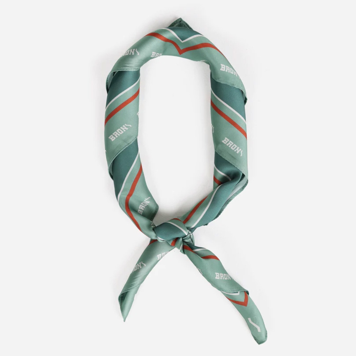 Pañuelo de la marca Bronx, modelo XTRA. Elaborado en tela color verde con estampado de diseños y logo de la marca. Accesorio versátil y clásico.