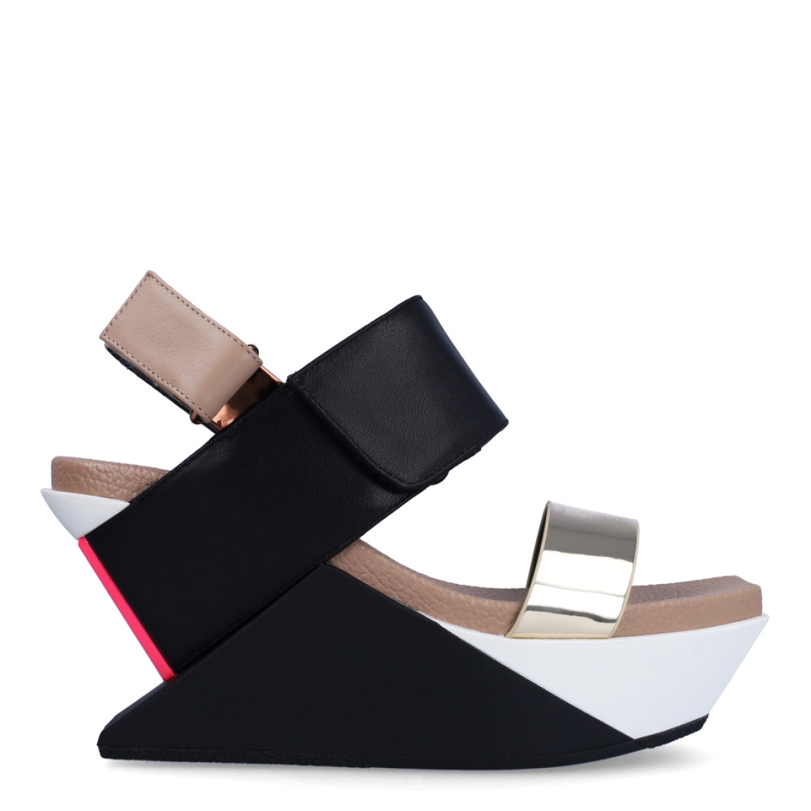 Sandalias de la marca United Nude, modelo Delta Wedge.Exterior de las sandalias en piel color negro con detalle en dorado en la parte de la pala y toque color rosa fluor. Interior de las sandalias de piel. Cierre de las sandalias United Nude con doble velcro, en el talón y en el empeine. Sandalias con cuña de 7cm de altura con plataforma delante de 4cm. Estas sandalias United Nude Delta Wedge tiene el diseño moderno y vanguardista, ideal para quienes buscan un estilo cómodo y original a la vez.