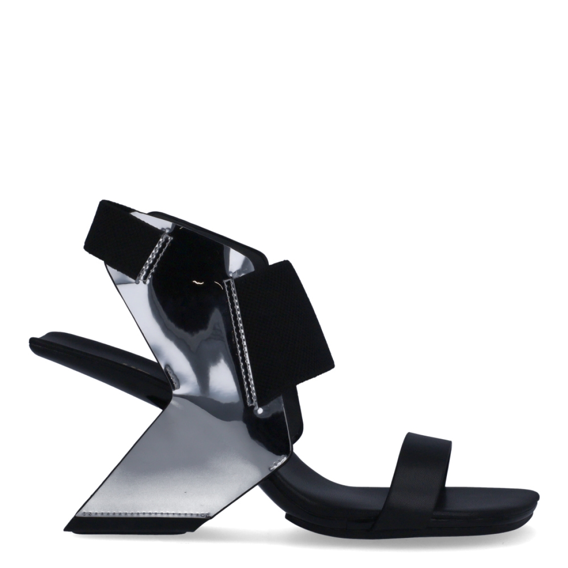 Sandalias de la marca United Nude, modelo LOOP REIKI. Exterior de las sandalias en naylon color plata con puntera plana. Interior de las sandalias de piel color negro. Cierre de las sandalias con gomas elásticas Sandalias United Nude con tacón de 5cm de altura. Estas sandalias United NudeLOOP REIKI tienen el estilo, diseño y comodidad que necesitas para destacarte en tu día a día